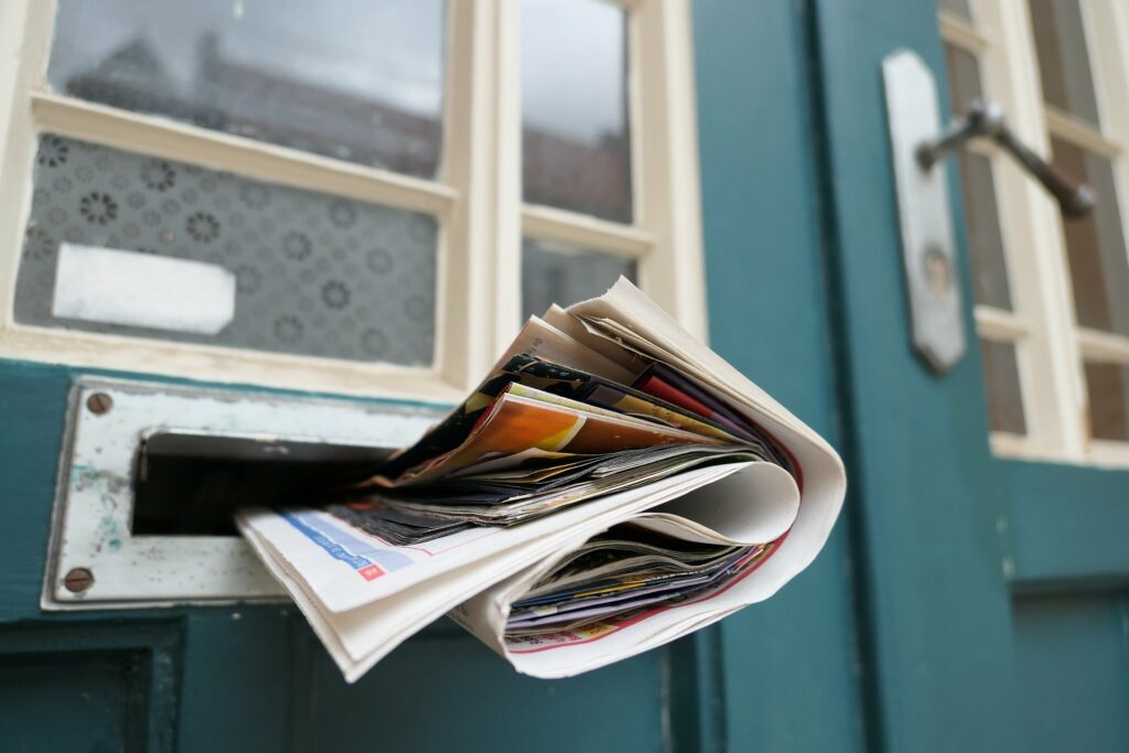 Eentje voor nieuwsbriefverzamelaars: een krant in een brievenbus