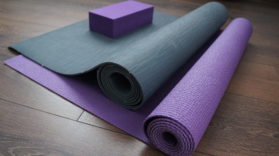 365 dagen yoga: 2 opgerolde yoga matten