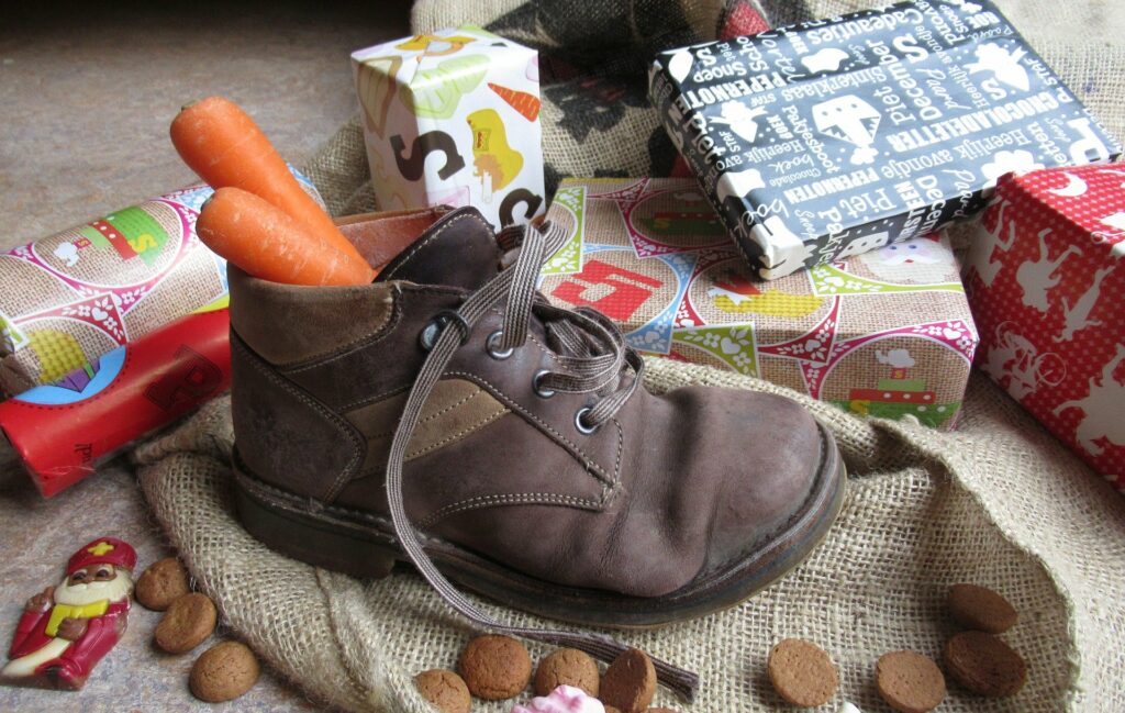 Het fenomeen Sinterklaas: een schoen met wortel, pepernoten en pakjes