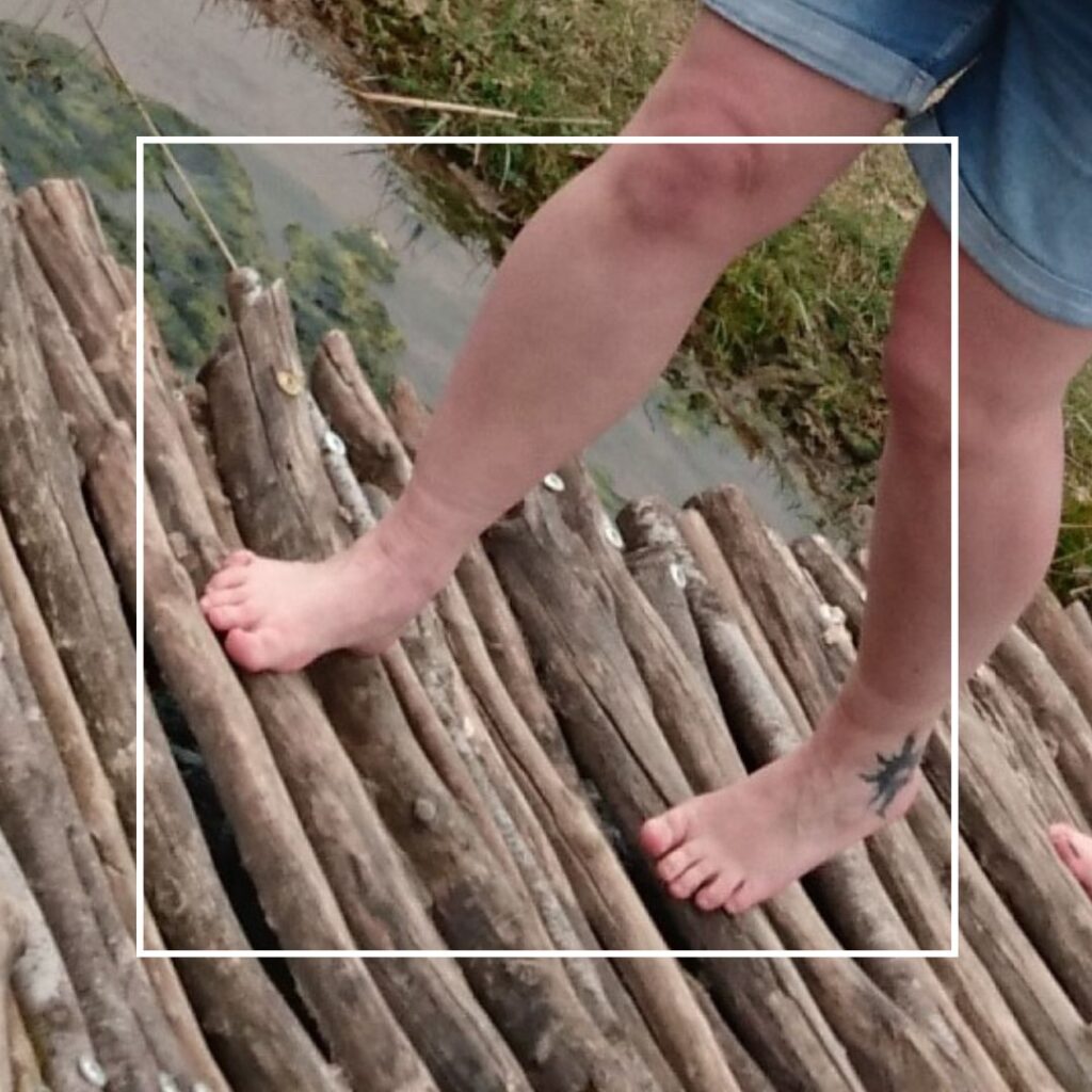 Zomerblog: op blote voeten - blote voeten op een boomstammetjesbrug