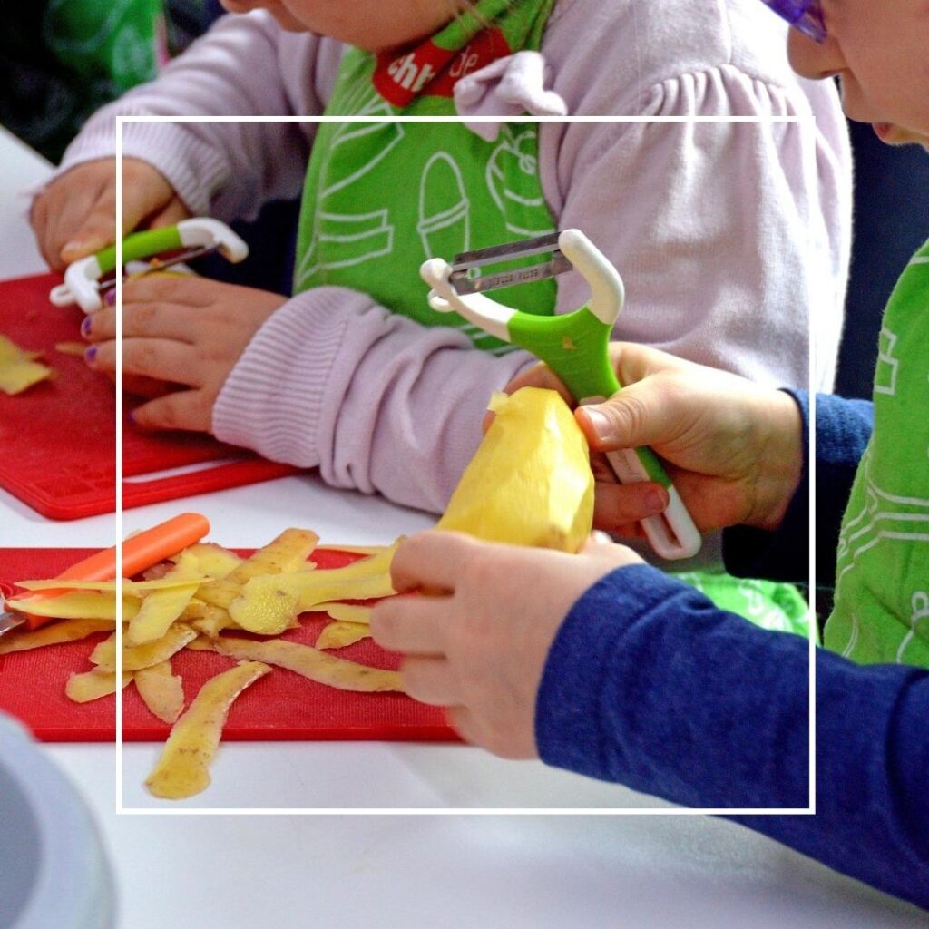 Zomerblog: internationaal plezier - kinderen schillen aardappelen