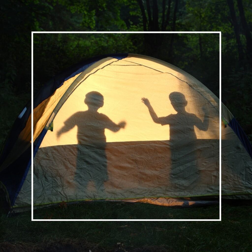 Kamperen is de mooiste zomersport - een iglo-tent met het silhouet van 2 kinderen