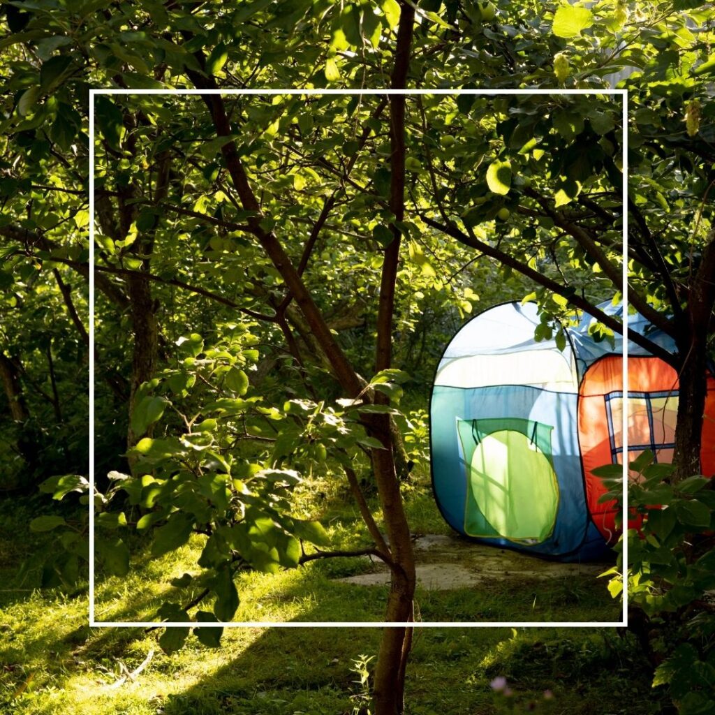 Kamperen is de mooiste zomersport - een vierkante tent, verscholen tussen de bomen