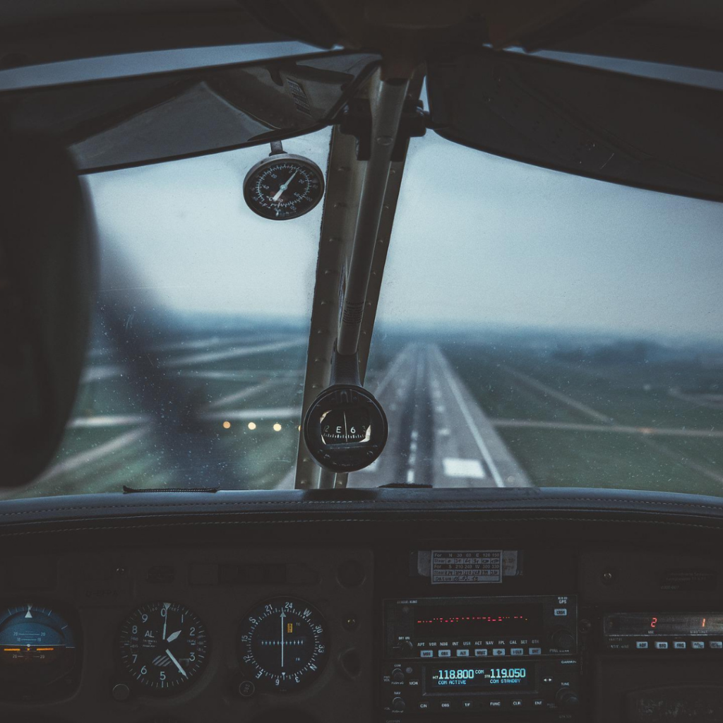 een laatvlieger - foto genomen vanuit de cockpit van een vliegtuig