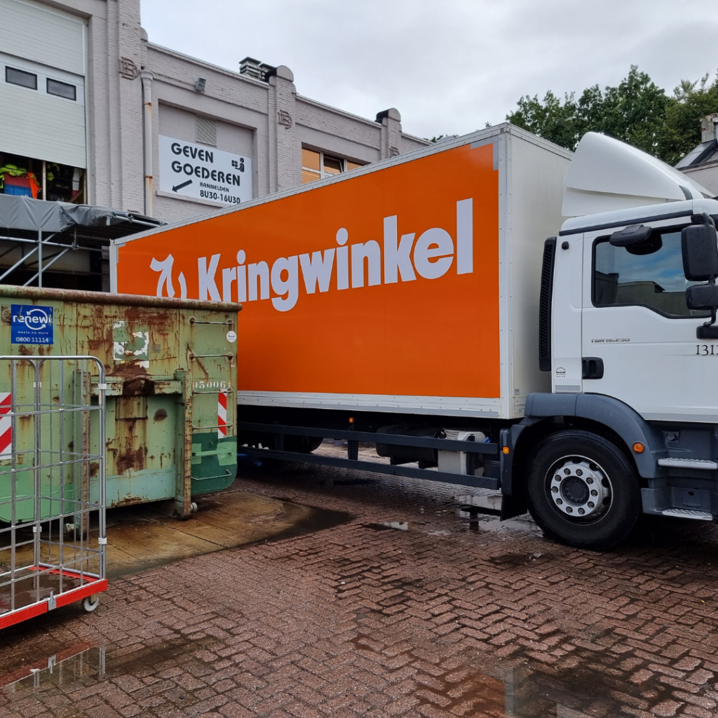 Foto van een camion van de Kringwinkel.