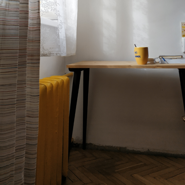 Minder energie verbruiken: foto van een kamer met een gele radiator