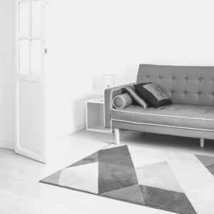 Een woonkamer, foto in zwart/wit