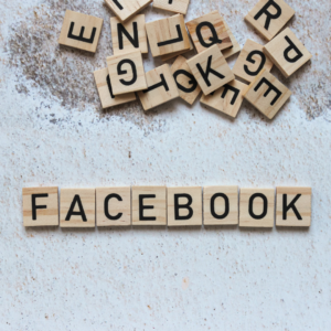 Daarom vind ik Facebook geweldig! Scrabble letters vormen het woord Facebook