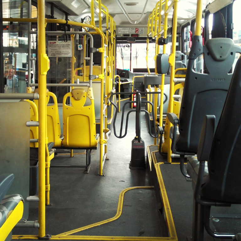 De binnenkant van een publieke bus. 