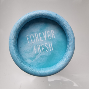 De bovenkant van een solide deodorant, met opschrift "forever fresh".
