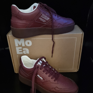 Op zoek naar duurzame sneakers: de MoEa grape-schoenen