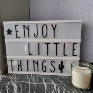 Lichtkrant met tekst: enjoy little things