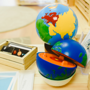 Montessori speelgoed: een houten wereldbol