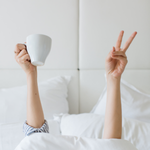 Waarom je 's ochtends niet meteen je smartphone mag checken: een tas koffie in bed