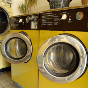 Een kind kan de was doen: gele wasmachines